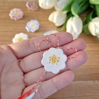 Martisor din portelan pictat cu aur - Floricica alba