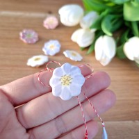 Martisor din portelan pictat cu aur - Floricica albastra