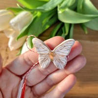 Martisor din portelan pictat cu aur - Fluture-Randunica